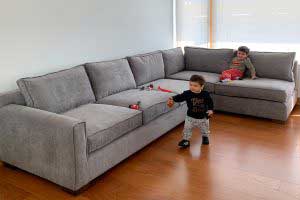 sofaonline - Cliente satisfecha disfrutando de su nuevo sofa a medida
