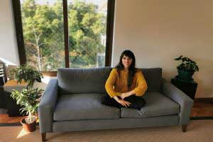 sofaonline - Cliente satisfecha disfrutando de su nuevo sofa a medida