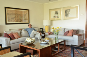 sofaonline - cliente satisfecho disfrutando de su nuevo sofa
